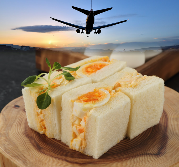 朝焼けを離陸する航空機とル・パン特製サンドウィッチ