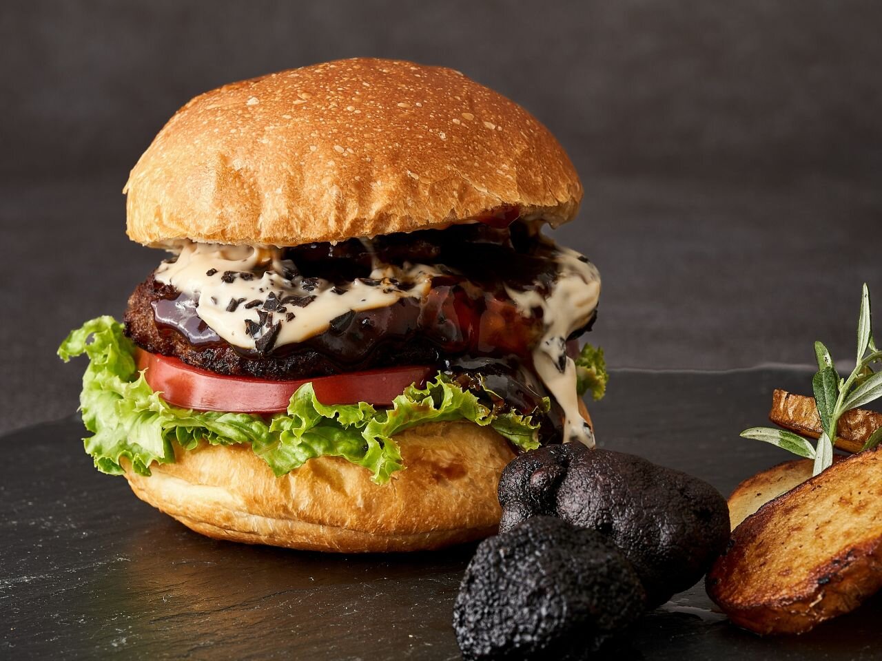 ル・パン特製バンズ使用プレミアム淡路牛１００％のてりやきトリュフマヨバーガーとローストポテトサムネイル